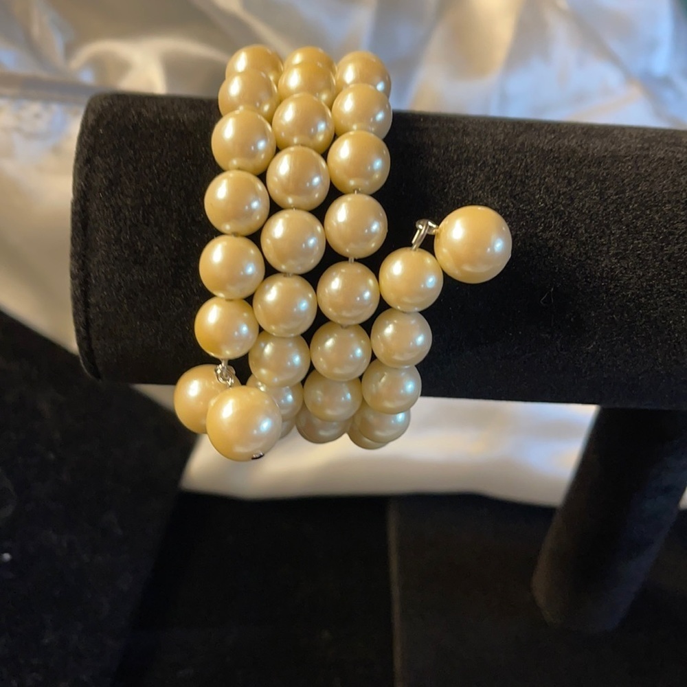 Avon (1992) Vintage Pearlesque Wrap Bracelet- Fits any size wrist